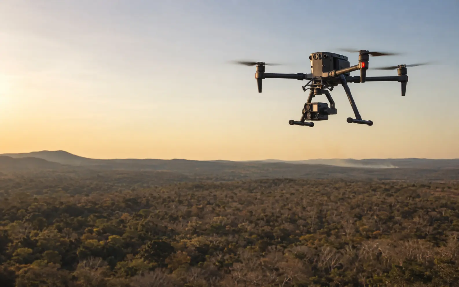 Drone industrial de monitoramento em voo sobre área de cerrado